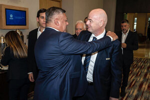 El presidente de la AFA y un abrazo con el presidente de la FIFA. (Fuente: Twitter Chiqui Tapia)