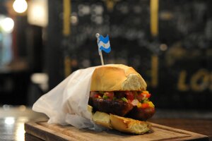 El choripán fue elegido como el mejor "hot dog" del mundo en el ranking que realizó la revista de gastronomía Taste Atlas. (Foto: Télam)