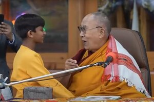 Escándalo por un video en el que el Dalai Lama besa a un niño en la boca (Fuente: Captura de vídeo )