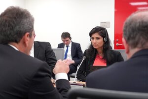 Gita Gopinat, vicedirectora del FMI, escucha las explicaciones de Sergio Massa