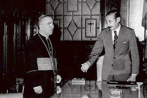 El cardenal Antonio Zamoré, enviado del Vaticano, con Videla.