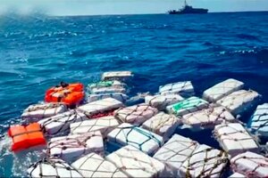 Italia: hallan dos toneladas de cocaína flotando cerca de la costa de Sicilia