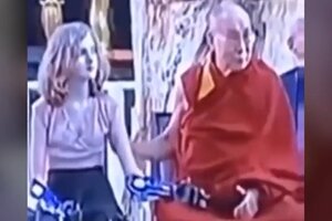Difunden nuevos videos del Dalai Lama de conducta inapropiada hacia una menor y un incómodo momento con Lady Gaga
