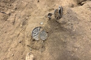 Descubren dos tesoros vikingos con casi 300 monedas de plata en Dinamarca