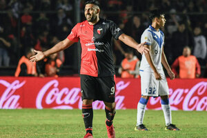La alegría del goleador Abila y la contrariedad de Ordóñez (Fuente: Fotobaires)