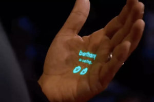 Así podría ser el Iphone del futuro que se proyecta en la palma de la mano