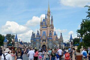 Disney demandó al gobernador de Florida y lo acusó de vengarse políticamente