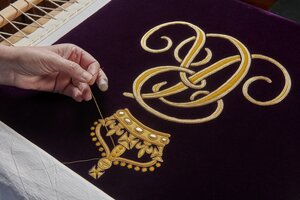 Coronación de Carlos III: así es la túnica que llevará la reina Camila