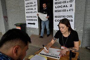 Preparativos en un centro de votación en el Estadio Nacional de Santiago. (Fuente: AFP)