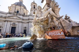 Ecologistas tiñeron de negro la fuente de Bernini en la plaza Navona de Roma (Fuente: EFE)