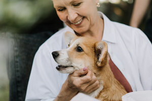 Celebran la ley que permite las mascotas en los geriátricos