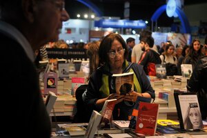La pasión por la lectura no se detuvo en esta edición de la Feria, a pesar de la crisis.  (Fuente: Sandra Cartasso)