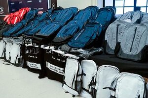 La Aduana donó mochilas y muebles al Ministerio de Educación
