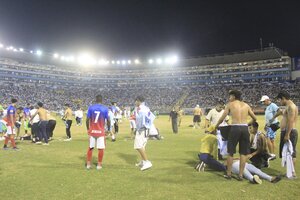 Escenas dramáticas en el estadio del Alianza (Fuente: AFP)