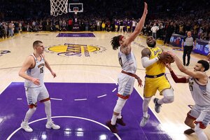 Denver barrió a los Lakers y dejó a LeBron James pensando en el retiro (Fuente: AFP)