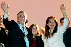 El matrimonio Kirchner con su hija menor en el balcón de la Rosada, hace dos décadas. (Fuente: Télam)
