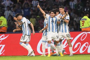 Luka Romero festeja el segundo gol de Argentina ante Guatemala en el Madre de Ciudades de Santiago del Estero.  (Fuente: Télam)