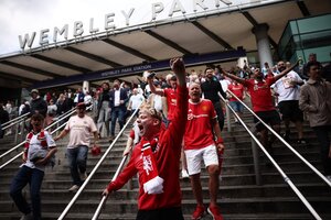 Fanáticos de los clubes ingleses se dirigen al mítico estadio Wembley para ver la final de la FA Cup.  (Fuente: AFP)