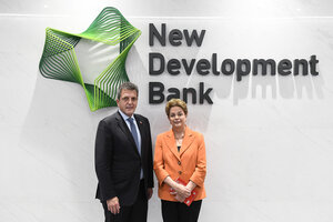 El ministro de Economía junto a la titular del banco de los BRICS, Dilma Rousseff, en China.  (Fuente: NA)