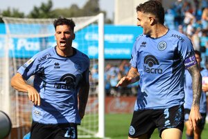 Pereira y Vegetti celebran el segundo gol de Belgrano (Fuente: Télam)