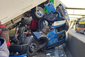 Brutal choque de dos camiones en Paseo del Bajo: un chofer fue rescatado de la cabina y está grave