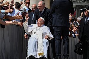 El papa Francisco fue operado "sin complicaciones" de una hernia abdominal (Fuente: AFP)