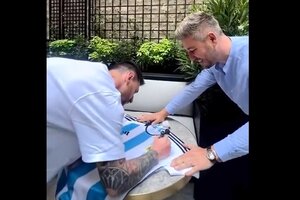 La firma de Lionel Messi en una camiseta de la selección argentina que recorre el mundo