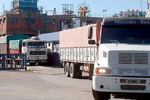 La entrada de camiones con soja y maíz a puertos de Rosario es la menor en 22 años