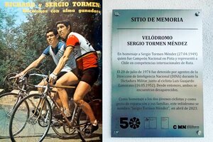 La imagen de Sergio Tormen como ciclista y la placa en su honor en el velódromo de Santiago