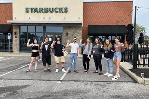 Acusan a Starbucks de impedir la decoración LGTBIQ+ en sus locales (Fuente: Twitter/Starbucks Workers United)