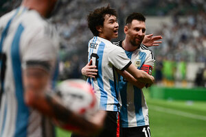 El video y las fotos del hincha que se metió a la cancha a saludar a Messi