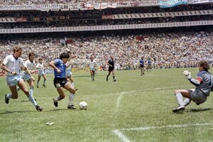 Maradona y el gol del siglo frente a los ingleses en México 86 (Fuente: Télam)