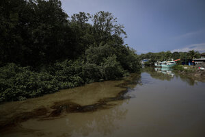 Un caño roto inundó de combustible un río que desemboca en la Bahía de Panamá (Fuente: EFE)