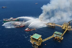 Explotó una plataforma petrolera en el Golfo de México y se desató un impresionante incendio: dos muertos