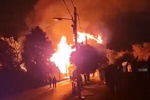 Impresionante incendio en un depósito de pallets de madera en Luis Guillón 