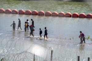 Estados Unidos: un policía dijo que su fuerza tiene orden de empujar inmigrantes al Río Grande (Fuente: AFP)