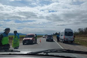 La Policía de Morales impide el paso a las personas que viajan a la marcha del Apagón en Ledesma 