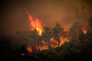 Casi 30.000 personas evacuadas de una isla griega por un feroz incendio forestal (Fuente: AFP)