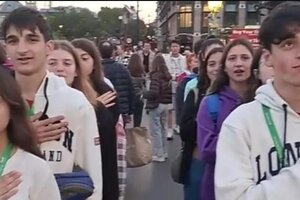 Estudiantes argentinos cantaron la Marcha de Malvinas frente al parlamento británico en Londres