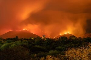 Bomberos de Córdoba combaten un voraz incendio en el Cerro Uritorco