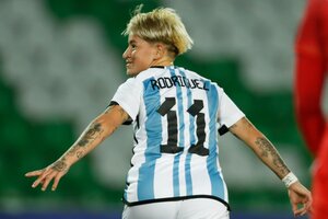 Una jugadora de la selección de fútbol se cansó de las críticas por un tatuaje que tiene en su pierna (Fuente: NA)