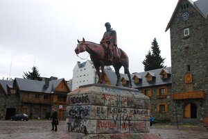 Retiran el monumento de Julio A. Roca del Centro Cívico de Bariloche