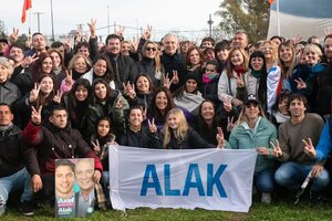 Julio Alak repartió boletas de Unión por la Patria en los barrios: "Este enorme esfuerzo nos permitirá llegar a más 200 mil hogares"