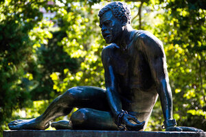 Qué muestra y qué oculta la única escultura sobre "La Esclavitud" en Buenos Aires