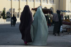 Talibanes ordenan el despido de mujeres que no usen el velo en oficinas del gobierno