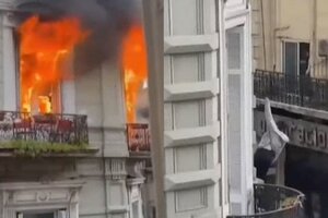 Dramático escape de una mujer de un incendio en pleno centro porteño