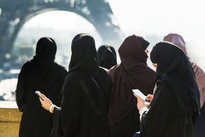 Francia prohíbe en las escuelas el uso de la abaya, la túnica usada por musulmanas (Fuente: AFP)