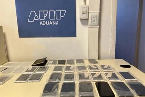 El hombre iPhone: intentó ingresar al país con 26 celulares de alta gama adheridos al cuerpo (Fuente: Aduana)