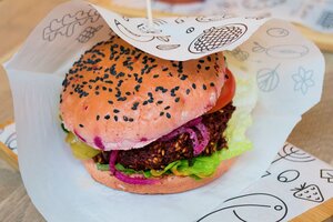 ¿Adiós a las "hamburguesas" de soja? Francia regulará a los productos veganos con nombres de carnes
