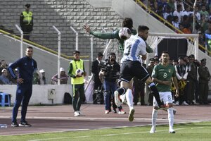 Con el hombro, Nicolás Tagliafico puso el 2-0 frente a Bolivia (Fuente: AFP)